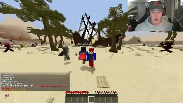 Hunted by 100 Players in Minecraft Battle Royale…